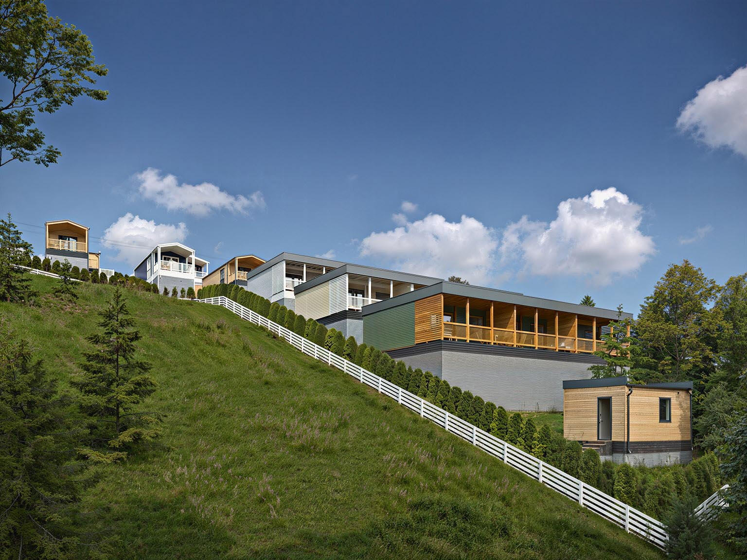 hillside-holiday-houses-with-terrace-panorama 3D візуалізація будинків для відпочинку на схилі пагорба з панорамною терасою та мальовничими краєвидами