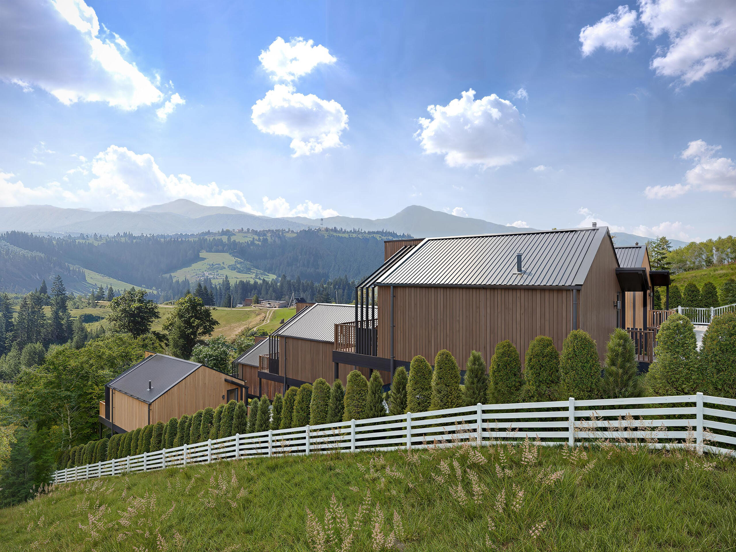 Високоякісна 3D візуалізація сучасного будинку, розташованого в гірському ландшафті, що підкреслює мальовничі краєвиди та зелене оточення